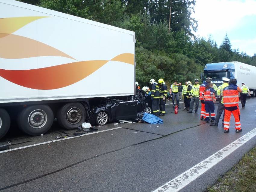 Řidič Octavie narazil zezadu do kamionu. Nehoda si vyžádala jeden lidský život