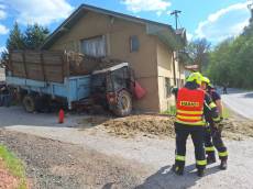 Řidič traktoru naboural na Semilsku do rodinného domu - Libštát