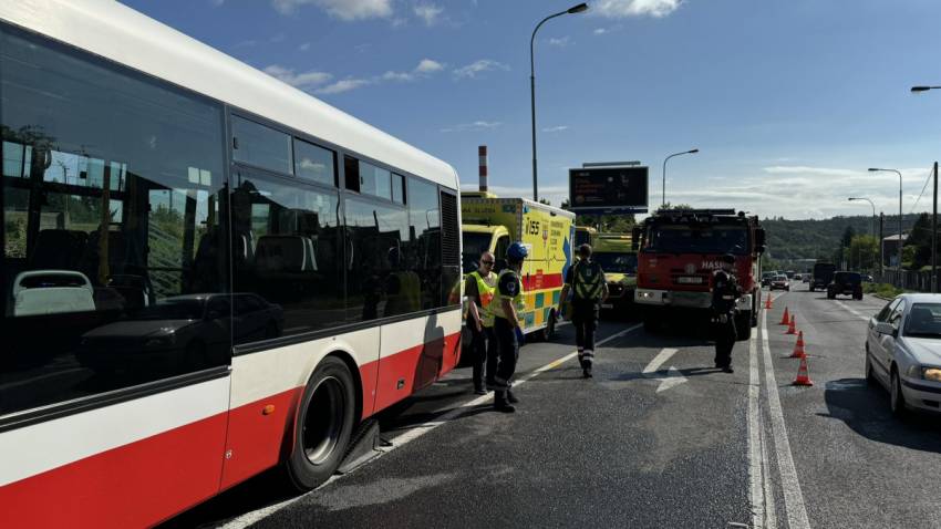 Po srážce autobusu s náklaďákem vyhlásili záchranáři traumaplán