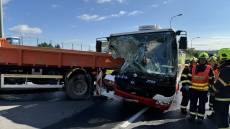 Po srážce autobusu s náklaďákem vyhlásili záchranáři traumaplán