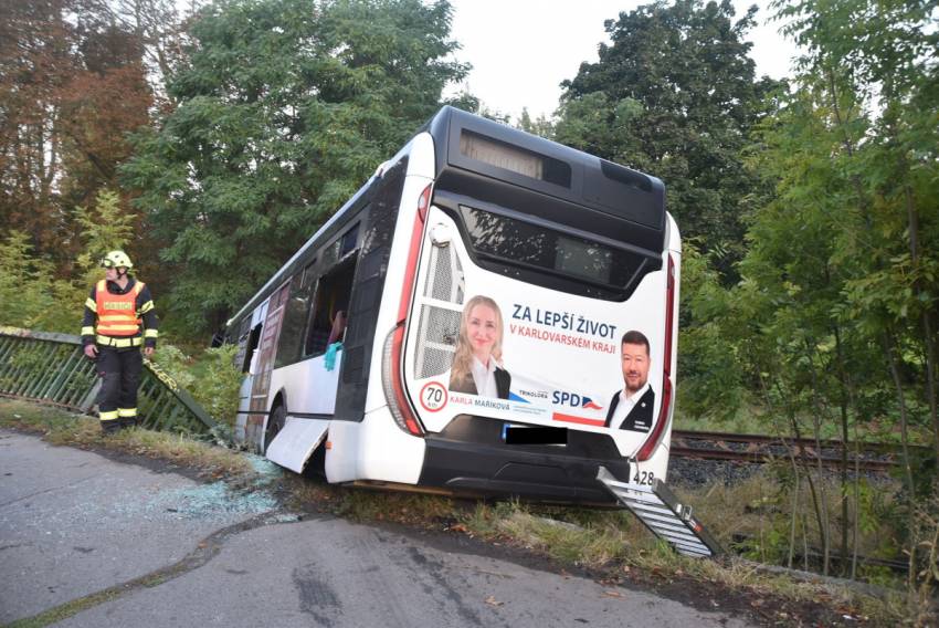 Řidič, který vytlačil autobus na koleje, nadýchal po nehodě 0,8 promile