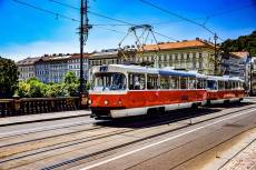 Ženu s malými dětmi srazila tramvaj. Museli ji vyprostit hasiči - Palmovka