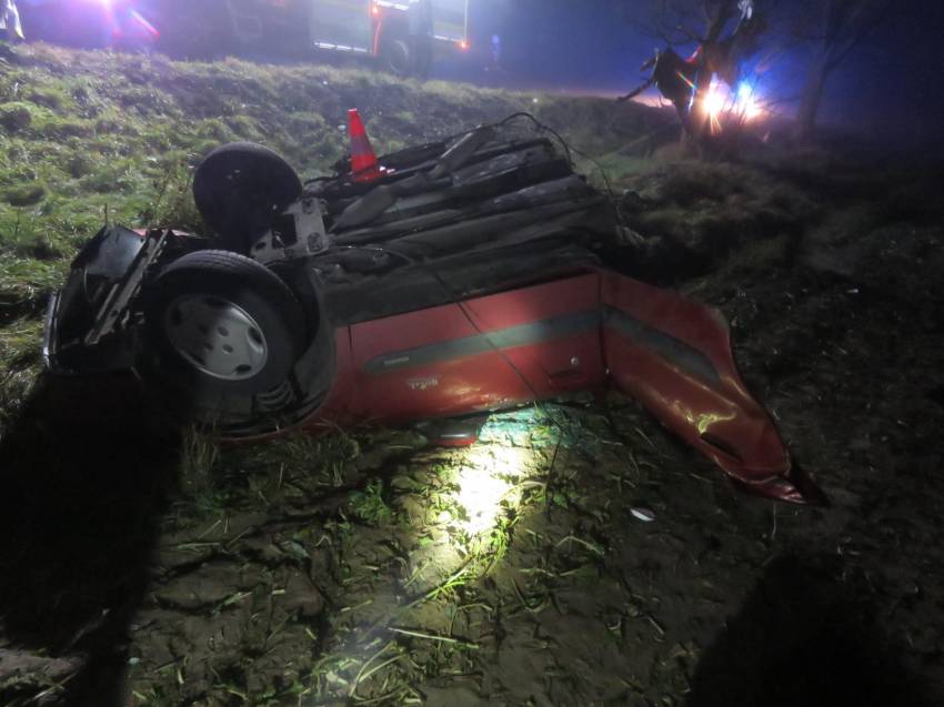 Osmnáctiletý řidič rozpůlil auto o stromy, patnáctiletá dívka na místě zemřela - Urbanice