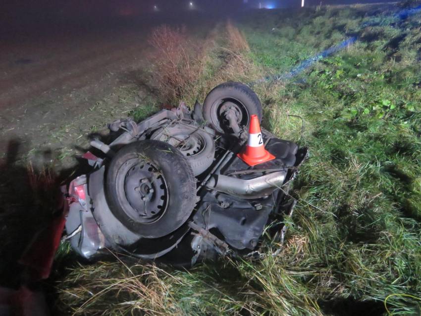 Osmnáctiletý řidič rozpůlil auto o stromy, patnáctiletá dívka na místě zemřela - Urbanice